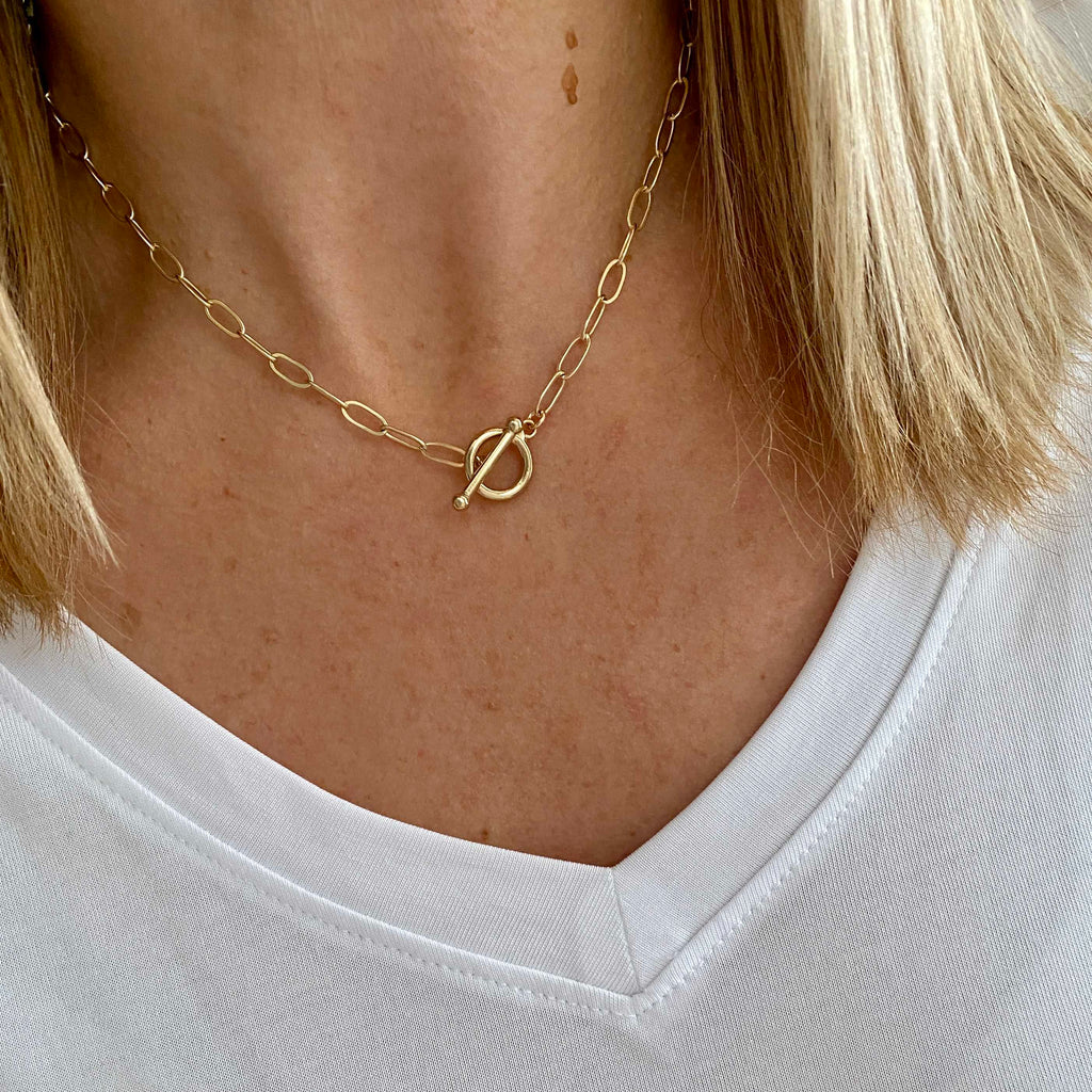 DesignB London Exclusive t-bar chunky chain gold necklace | ASOS