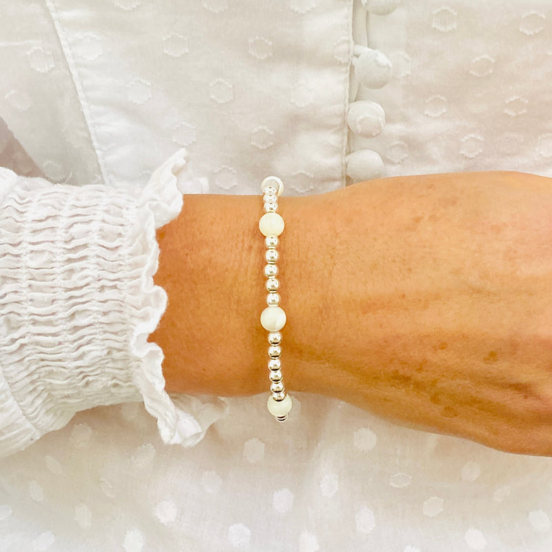Mother of pearl bracelet with sterling silver beads. MOP bracelet. Pearl Bracelet.