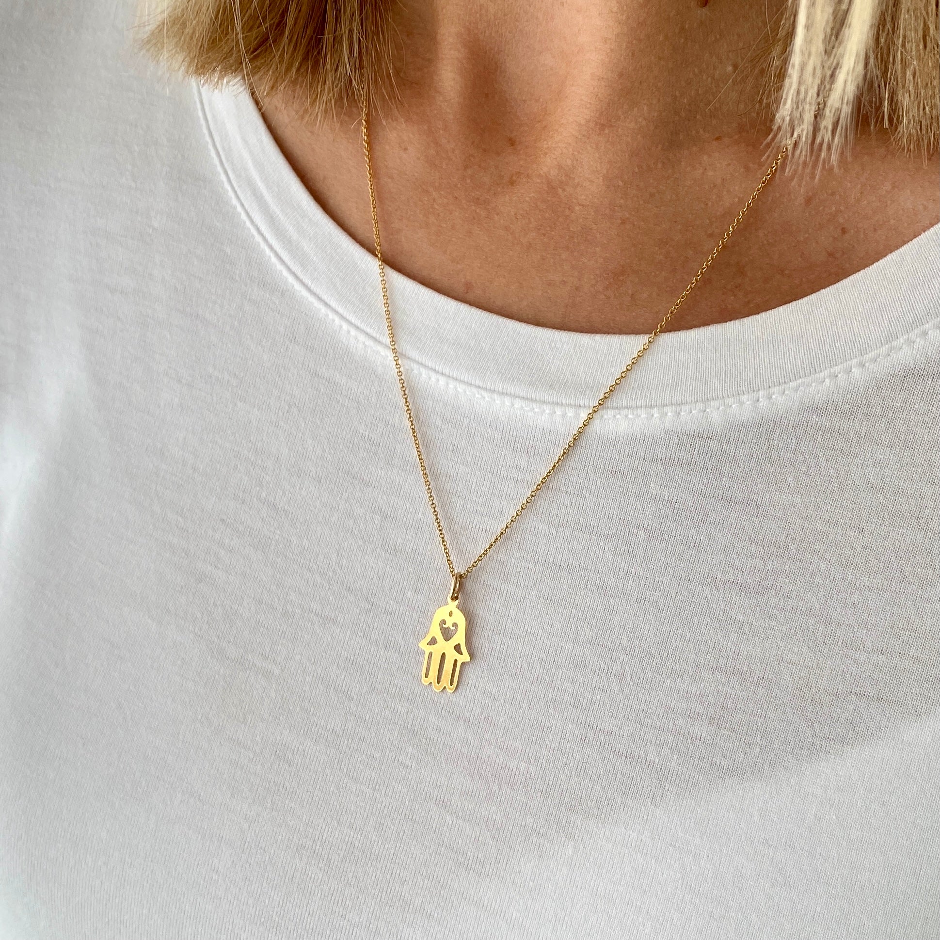 Amazon.com: Solid 14K Gold Hamsa Hand Necklace for Women,14kt Yellow Gold  Fatima Hamsa Hand with Evil Eye Pendant Necklace Fine Jewelry Christmas  Birthday Gifts for Her Mom Wife Girls,16+2 Inches : Clothing,