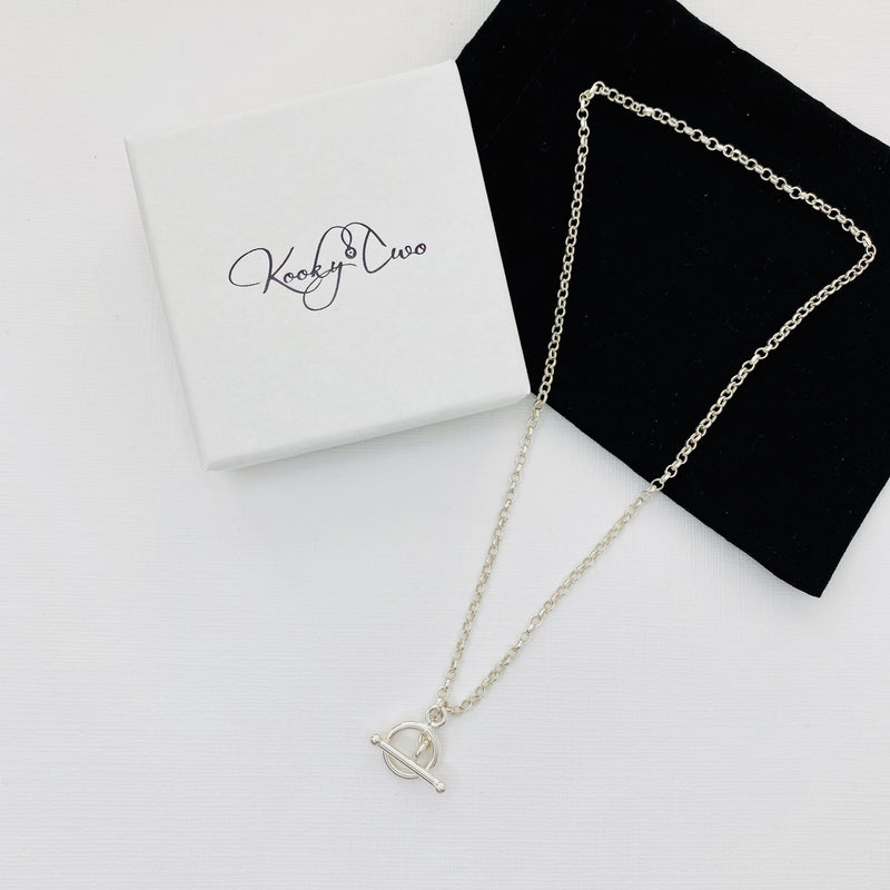 Toggle chain necklace silver. KookyTwo.