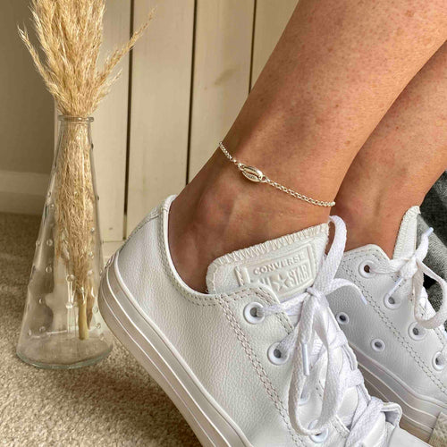 Cowrie shell anklet in silver. Ankle bracelet with shell charm in sterling silver.
