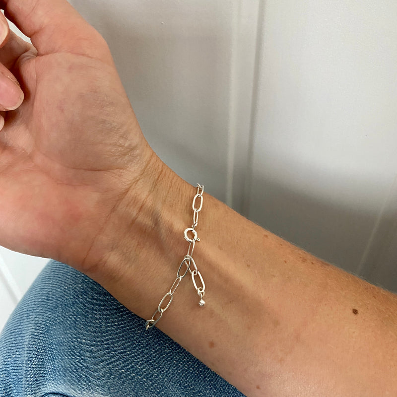 Adjustable chain bracelet in sterling silver. Bracelet with long links in sterling silver. KookyTwo silver jewellery bracelet.
