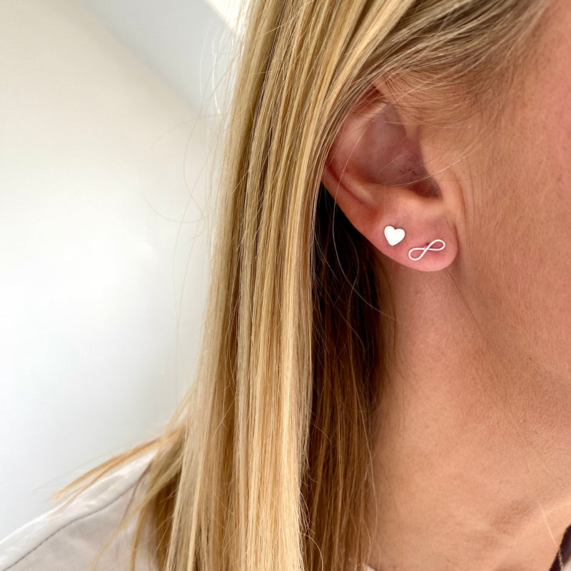 De Design AB - Tiny heart earrings with even tinier pearls . . . . . . # heart #heartearrings #earrings #pearl #dedesignab #sweden #luleå #handmade  #handmadejewelry #goldsmithing #guldsmed #örhängen #hjärta #pärla #smycken  | Facebook