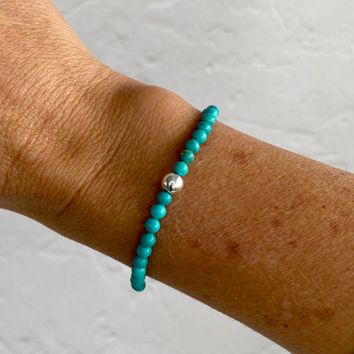 Pretty turquoise bead bracelet with silver beads. Summer accessory. Summer bracelet accessory.